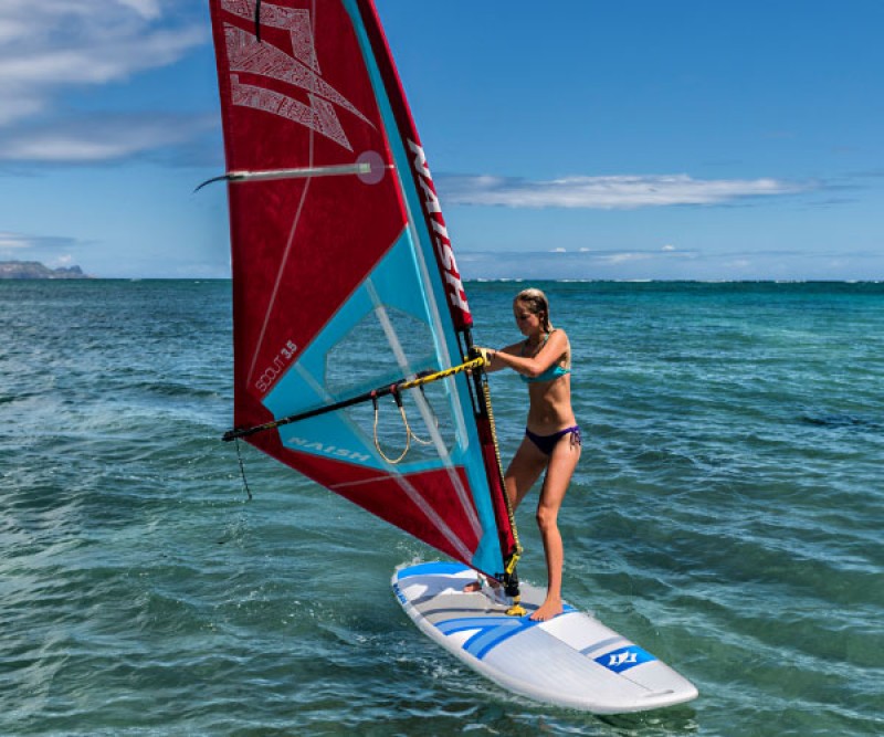 Naish Kailua Windsurf Board beim Segel aufholen