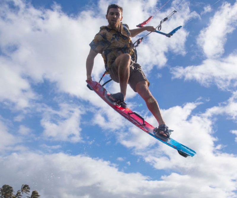Naish Motion Freeride Kite Board  beim Sprung