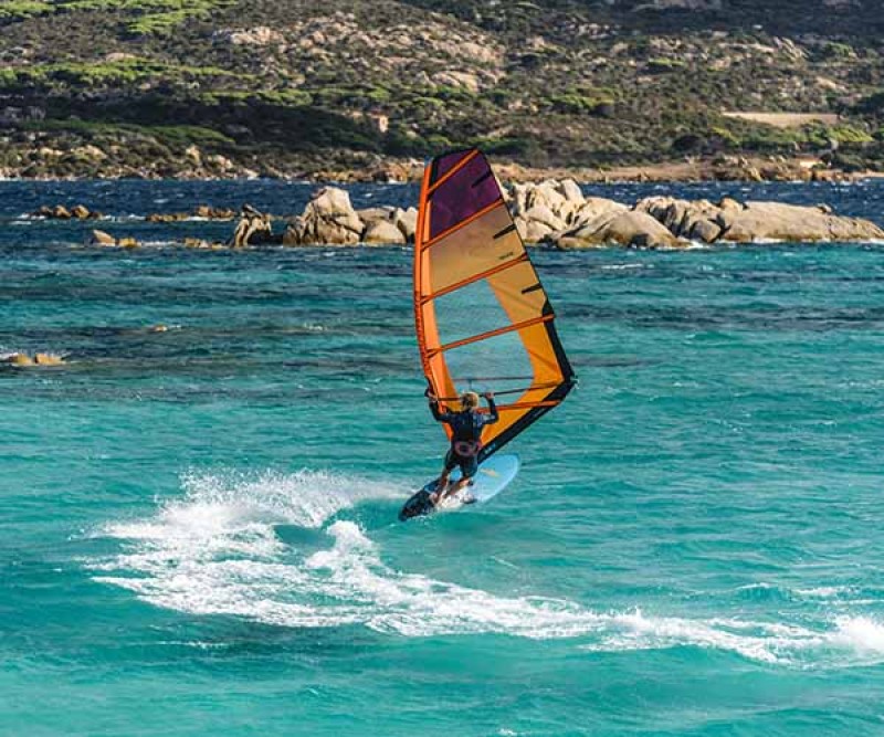 Neilpryde Power M Base beim Windsurfen zu dritt beim Manöver