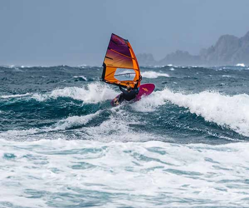 Neilpryde Power M Base beim Windsurfen auf der Welle