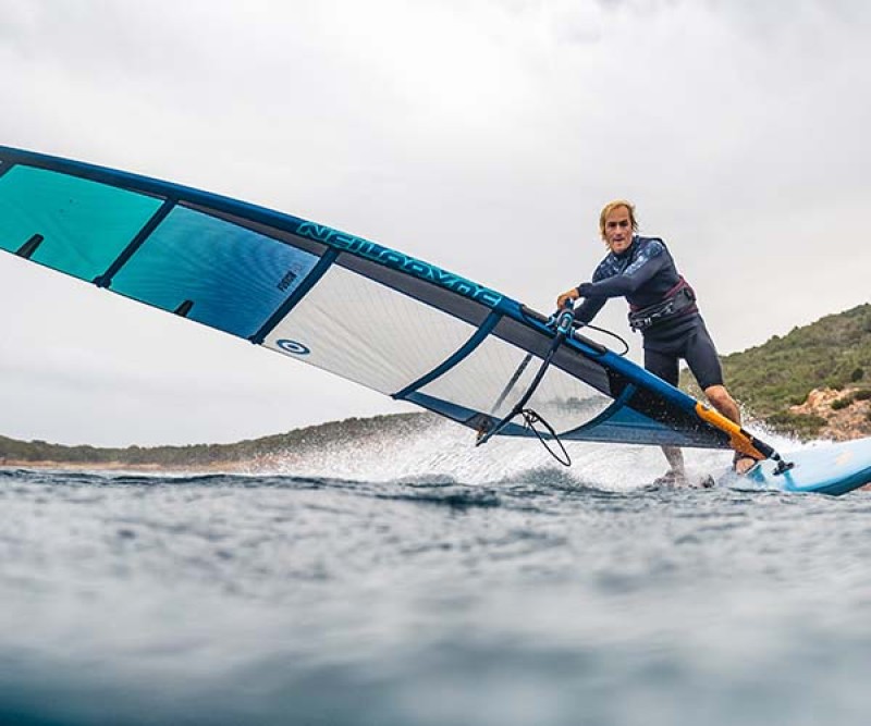 Windsurfen beim Halsen