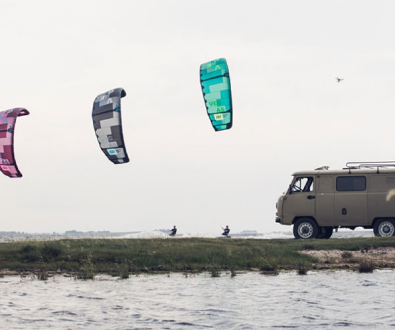 Kiten mit dem neuen Vegas North Kiteboarding am Meer