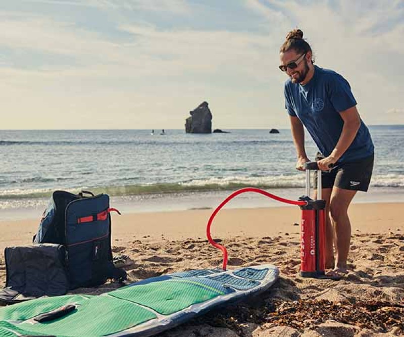 Red Paddle Ride 12.0 Compact MSL + Paddel beim Aufpumpen am Beach