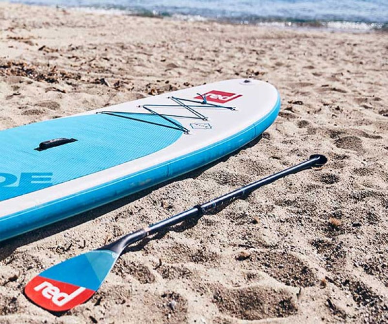 Paddel und Board am Strand