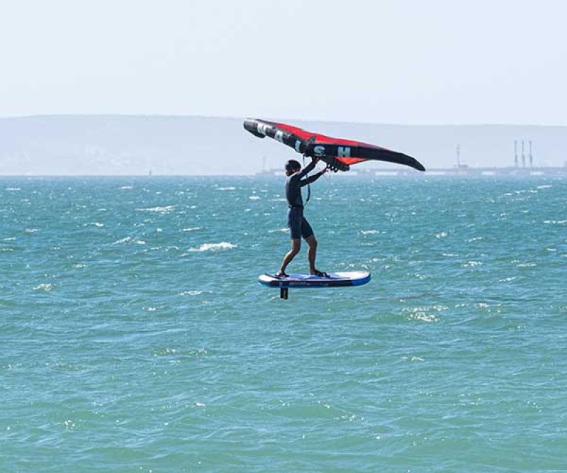 STX iFoil 5.10 Wingsurfboard Air Model 2022 auf dem Wasser