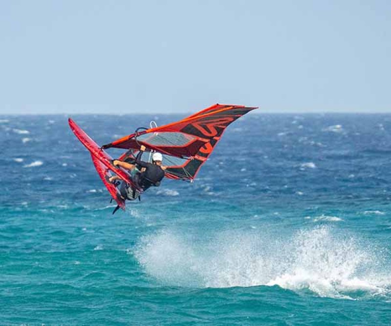 Beim springen in der Welle Severne DYNO Freewave Windsurf Board 025