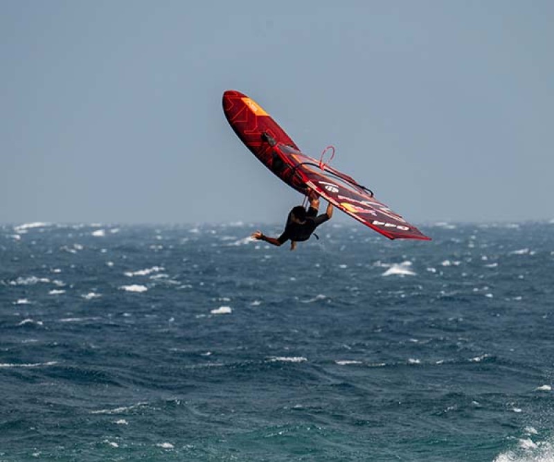 Sehr hoch beim Sprung Severne PYRO Pro Wave Windsurf Board 025