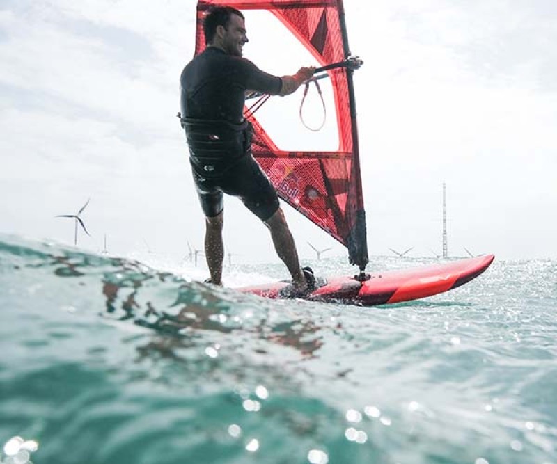 Philip Köster vor der Welle Severne PYRO Pro Wave Windsurf Board 025