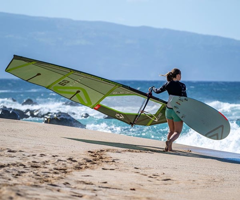 Serverne S-1 Wave Segel Green CC2 025 auf dem Weg zum Strand