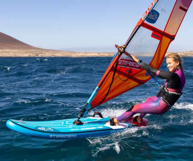 Starboard Airplane 242 Board 2025 beim Windsurfen mit viel Speed