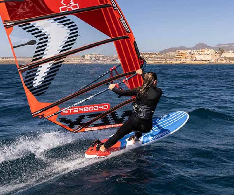 Starboard Carve Starlite Carbon Board 025 beim Windsurfen