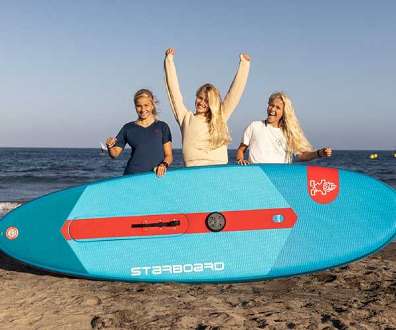 Starboard iStart 2 Lite + PowerKid Rigg 2025 mit den Kindern am Strand