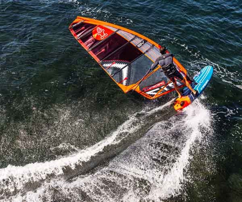 Starboard iSonic Carbon Reflex Sandwich Board 025 beim Halsen